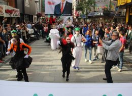 Varyete Grubu ve Bandolu Kortej Ekibi varyete grubu ve bandolu kortej ekibi 7 İzmir Organizasyon Varyete grubu ve bandolu kortej ekibi ile etkinliklerinizi karnaval ortamına dönüştürmek istiyorsanız İzmir Organizasyon hizmetinizde. Özel günlerde eğlenceli aktiviteler sunarken, aynı zamanda firmaların, markaların ve etkinliklerin reklam ve tanıtımını yapmak için İzmir Organizasyon firması olarak, sıra dışı bir animasyon gösterisi geliştirdik. İzmir Organizasyon ekibi olarak açılış organizasyonu, yıl dönümü benzeri kutlamalar, milli bayram kutlamaları, şenlik organizasyonu ve festival etkinlikleri gibi bir çok organizasyonda varyete grubu ve bandolu kortej ekibi gösterilerini sizlerle buluşturuyoruz. Varyete grubu ve bandolu kortej ekibi gösterilerinin yanı sıra etkinlikleriniz içerisinde palyaço servisi, tahta bacaklı adam, çizgi film maskotları gibi animasyon hizmetlerimizden de faydalanabilirsiniz. Varyete grubu ve bandolu kortej ekibi gösterileri ile ilgili ayrıntılı bilgi almak için İzmir Organizasyon müşteri hizmetlerini arayabilirsiniz. Kortej Ekibi Gösterisi İzmir Organizasyon