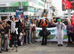 Varyete Grubu ve Bandolu Kortej Ekibi varyete grubu ve bandolu kortej ekibi 9 İzmir Organizasyon Varyete grubu ve bandolu kortej ekibi ile etkinliklerinizi karnaval ortamına dönüştürmek istiyorsanız İzmir Organizasyon hizmetinizde. Özel günlerde eğlenceli aktiviteler sunarken, aynı zamanda firmaların, markaların ve etkinliklerin reklam ve tanıtımını yapmak için İzmir Organizasyon firması olarak, sıra dışı bir animasyon gösterisi geliştirdik. İzmir Organizasyon ekibi olarak açılış organizasyonu, yıl dönümü benzeri kutlamalar, milli bayram kutlamaları, şenlik organizasyonu ve festival etkinlikleri gibi bir çok organizasyonda varyete grubu ve bandolu kortej ekibi gösterilerini sizlerle buluşturuyoruz. Varyete grubu ve bandolu kortej ekibi gösterilerinin yanı sıra etkinlikleriniz içerisinde palyaço servisi, tahta bacaklı adam, çizgi film maskotları gibi animasyon hizmetlerimizden de faydalanabilirsiniz. Varyete grubu ve bandolu kortej ekibi gösterileri ile ilgili ayrıntılı bilgi almak için İzmir Organizasyon müşteri hizmetlerini arayabilirsiniz. Skyrunner Gösterisi İzmir