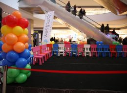 Westpark Avm Yılbaşı Etkinliği Organizasyonu westpark avm yilbasi etkinligi organizasyonu 1 İzmir Organizasyon Westpark Avm yılbaşı etkinliği organizasyonu, yepyeni bir hafta daha İzmir Organizasyon şirketimiz tarafından gerçekleştirildi. Avm etkinlikleri, açılış organizasyonu, açılış organizasyonu benzeri yıl dönümü etkinlikleri ve organizasyon alanında 2004 yılından beri hizmet veren İzmir Organizasyon şirketimiz İzmir, yakın çevresi ve Türkiye'nin dört bir noktasına ulaşmaktadır. %100 müşteri memnuniyeti ilkesiyle çalışan İzmir Organizasyon profesyonel ekibi ve kaliteli ekipmanlarıyla her daim yanı başınızda... Westpark Avm yılbaşı etkinliği organizasyonu için devam eden görüşmelerimiz esnasında yer vereceğimiz hizmetleri detaylandırdık. Aralık ayı boyunca hafta sonları düzenlenecek organizasyonda çocuklar için eğitici atölye çalışmaları düzenlenecek ve keyifli aktiviteler gerçekleştirilecekti. Çoraptan kardan adam yapımı, kozalak süsleme gibi etkinlikleri geride bırakmıştık. Yeni haftada ise çocukları bekleyen eğlenceli bir etkinlik daha vardı. Tabaktan Noel Baba yapımı ve yeni hafta için İzmir Organizasyon ekibi olarak çalışmalarımıza başlamıştık. Dikme Balon Süsleme