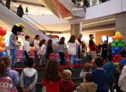 Westpark Avm Yılbaşı Etkinliği Organizasyonu westpark avm yilbasi etkinligi organizasyonu 10 İzmir Organizasyon Westpark Avm yılbaşı etkinliği organizasyonu, yepyeni bir hafta daha İzmir Organizasyon şirketimiz tarafından gerçekleştirildi. Avm etkinlikleri, açılış organizasyonu, açılış organizasyonu benzeri yıl dönümü etkinlikleri ve organizasyon alanında 2004 yılından beri hizmet veren İzmir Organizasyon şirketimiz İzmir, yakın çevresi ve Türkiye'nin dört bir noktasına ulaşmaktadır. %100 müşteri memnuniyeti ilkesiyle çalışan İzmir Organizasyon profesyonel ekibi ve kaliteli ekipmanlarıyla her daim yanı başınızda... Westpark Avm yılbaşı etkinliği organizasyonu için devam eden görüşmelerimiz esnasında yer vereceğimiz hizmetleri detaylandırdık. Aralık ayı boyunca hafta sonları düzenlenecek organizasyonda çocuklar için eğitici atölye çalışmaları düzenlenecek ve keyifli aktiviteler gerçekleştirilecekti. Çoraptan kardan adam yapımı, kozalak süsleme gibi etkinlikleri geride bırakmıştık. Yeni haftada ise çocukları bekleyen eğlenceli bir etkinlik daha vardı. Tabaktan Noel Baba yapımı ve yeni hafta için İzmir Organizasyon ekibi olarak çalışmalarımıza başlamıştık. İzmir Maskot Kiralama