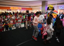 Westpark Avm Yılbaşı Etkinliği Organizasyonu westpark avm yilbasi etkinligi organizasyonu 11 İzmir Organizasyon Westpark Avm yılbaşı etkinliği organizasyonu, yepyeni bir hafta daha İzmir Organizasyon şirketimiz tarafından gerçekleştirildi. Avm etkinlikleri, açılış organizasyonu, açılış organizasyonu benzeri yıl dönümü etkinlikleri ve organizasyon alanında 2004 yılından beri hizmet veren İzmir Organizasyon şirketimiz İzmir, yakın çevresi ve Türkiye'nin dört bir noktasına ulaşmaktadır. %100 müşteri memnuniyeti ilkesiyle çalışan İzmir Organizasyon profesyonel ekibi ve kaliteli ekipmanlarıyla her daim yanı başınızda... Westpark Avm yılbaşı etkinliği organizasyonu için devam eden görüşmelerimiz esnasında yer vereceğimiz hizmetleri detaylandırdık. Aralık ayı boyunca hafta sonları düzenlenecek organizasyonda çocuklar için eğitici atölye çalışmaları düzenlenecek ve keyifli aktiviteler gerçekleştirilecekti. Çoraptan kardan adam yapımı, kozalak süsleme gibi etkinlikleri geride bırakmıştık. Yeni haftada ise çocukları bekleyen eğlenceli bir etkinlik daha vardı. Tabaktan Noel Baba yapımı ve yeni hafta için İzmir Organizasyon ekibi olarak çalışmalarımıza başlamıştık. Avm Etkinlikleri İzmir