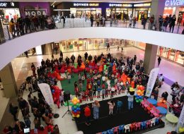 Westpark Avm Yılbaşı Etkinliği Organizasyonu westpark avm yilbasi etkinligi organizasyonu 12 İzmir Organizasyon Westpark Avm yılbaşı etkinliği organizasyonu, yepyeni bir hafta daha İzmir Organizasyon şirketimiz tarafından gerçekleştirildi. Avm etkinlikleri, açılış organizasyonu, açılış organizasyonu benzeri yıl dönümü etkinlikleri ve organizasyon alanında 2004 yılından beri hizmet veren İzmir Organizasyon şirketimiz İzmir, yakın çevresi ve Türkiye'nin dört bir noktasına ulaşmaktadır. %100 müşteri memnuniyeti ilkesiyle çalışan İzmir Organizasyon profesyonel ekibi ve kaliteli ekipmanlarıyla her daim yanı başınızda... Westpark Avm yılbaşı etkinliği organizasyonu için devam eden görüşmelerimiz esnasında yer vereceğimiz hizmetleri detaylandırdık. Aralık ayı boyunca hafta sonları düzenlenecek organizasyonda çocuklar için eğitici atölye çalışmaları düzenlenecek ve keyifli aktiviteler gerçekleştirilecekti. Çoraptan kardan adam yapımı, kozalak süsleme gibi etkinlikleri geride bırakmıştık. Yeni haftada ise çocukları bekleyen eğlenceli bir etkinlik daha vardı. Tabaktan Noel Baba yapımı ve yeni hafta için İzmir Organizasyon ekibi olarak çalışmalarımıza başlamıştık. İzmir Palyaço Kiralama