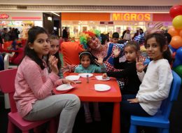 Westpark Avm Yılbaşı Etkinliği Organizasyonu westpark avm yilbasi etkinligi organizasyonu 14 İzmir Organizasyon Westpark Avm yılbaşı etkinliği organizasyonu, yepyeni bir hafta daha İzmir Organizasyon şirketimiz tarafından gerçekleştirildi. Avm etkinlikleri, açılış organizasyonu, açılış organizasyonu benzeri yıl dönümü etkinlikleri ve organizasyon alanında 2004 yılından beri hizmet veren İzmir Organizasyon şirketimiz İzmir, yakın çevresi ve Türkiye'nin dört bir noktasına ulaşmaktadır. %100 müşteri memnuniyeti ilkesiyle çalışan İzmir Organizasyon profesyonel ekibi ve kaliteli ekipmanlarıyla her daim yanı başınızda... Westpark Avm yılbaşı etkinliği organizasyonu için devam eden görüşmelerimiz esnasında yer vereceğimiz hizmetleri detaylandırdık. Aralık ayı boyunca hafta sonları düzenlenecek organizasyonda çocuklar için eğitici atölye çalışmaları düzenlenecek ve keyifli aktiviteler gerçekleştirilecekti. Çoraptan kardan adam yapımı, kozalak süsleme gibi etkinlikleri geride bırakmıştık. Yeni haftada ise çocukları bekleyen eğlenceli bir etkinlik daha vardı. Tabaktan Noel Baba yapımı ve yeni hafta için İzmir Organizasyon ekibi olarak çalışmalarımıza başlamıştık. Palyaço Kiralama