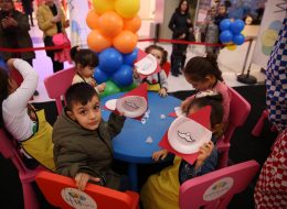 Westpark Avm Yılbaşı Etkinliği Organizasyonu westpark avm yilbasi etkinligi organizasyonu 16 İzmir Organizasyon Westpark Avm yılbaşı etkinliği organizasyonu, yepyeni bir hafta daha İzmir Organizasyon şirketimiz tarafından gerçekleştirildi. Avm etkinlikleri, açılış organizasyonu, açılış organizasyonu benzeri yıl dönümü etkinlikleri ve organizasyon alanında 2004 yılından beri hizmet veren İzmir Organizasyon şirketimiz İzmir, yakın çevresi ve Türkiye'nin dört bir noktasına ulaşmaktadır. %100 müşteri memnuniyeti ilkesiyle çalışan İzmir Organizasyon profesyonel ekibi ve kaliteli ekipmanlarıyla her daim yanı başınızda... Westpark Avm yılbaşı etkinliği organizasyonu için devam eden görüşmelerimiz esnasında yer vereceğimiz hizmetleri detaylandırdık. Aralık ayı boyunca hafta sonları düzenlenecek organizasyonda çocuklar için eğitici atölye çalışmaları düzenlenecek ve keyifli aktiviteler gerçekleştirilecekti. Çoraptan kardan adam yapımı, kozalak süsleme gibi etkinlikleri geride bırakmıştık. Yeni haftada ise çocukları bekleyen eğlenceli bir etkinlik daha vardı. Tabaktan Noel Baba yapımı ve yeni hafta için İzmir Organizasyon ekibi olarak çalışmalarımıza başlamıştık. Eğitici Atölye Çalışmaları