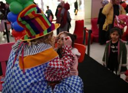 Westpark Avm Yılbaşı Etkinliği Organizasyonu westpark avm yilbasi etkinligi organizasyonu 18 İzmir Organizasyon Westpark Avm yılbaşı etkinliği organizasyonu, yepyeni bir hafta daha İzmir Organizasyon şirketimiz tarafından gerçekleştirildi. Avm etkinlikleri, açılış organizasyonu, açılış organizasyonu benzeri yıl dönümü etkinlikleri ve organizasyon alanında 2004 yılından beri hizmet veren İzmir Organizasyon şirketimiz İzmir, yakın çevresi ve Türkiye'nin dört bir noktasına ulaşmaktadır. %100 müşteri memnuniyeti ilkesiyle çalışan İzmir Organizasyon profesyonel ekibi ve kaliteli ekipmanlarıyla her daim yanı başınızda... Westpark Avm yılbaşı etkinliği organizasyonu için devam eden görüşmelerimiz esnasında yer vereceğimiz hizmetleri detaylandırdık. Aralık ayı boyunca hafta sonları düzenlenecek organizasyonda çocuklar için eğitici atölye çalışmaları düzenlenecek ve keyifli aktiviteler gerçekleştirilecekti. Çoraptan kardan adam yapımı, kozalak süsleme gibi etkinlikleri geride bırakmıştık. Yeni haftada ise çocukları bekleyen eğlenceli bir etkinlik daha vardı. Tabaktan Noel Baba yapımı ve yeni hafta için İzmir Organizasyon ekibi olarak çalışmalarımıza başlamıştık. Yüz Boyama