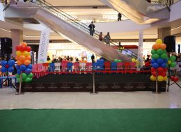 Westpark Avm Yılbaşı Etkinliği Organizasyonu westpark avm yilbasi etkinligi organizasyonu İzmir Organizasyon Westpark Avm yılbaşı etkinliği organizasyonu, yepyeni bir hafta daha İzmir Organizasyon şirketimiz tarafından gerçekleştirildi. Avm etkinlikleri, açılış organizasyonu, açılış organizasyonu benzeri yıl dönümü etkinlikleri ve organizasyon alanında 2004 yılından beri hizmet veren İzmir Organizasyon şirketimiz İzmir, yakın çevresi ve Türkiye'nin dört bir noktasına ulaşmaktadır. %100 müşteri memnuniyeti ilkesiyle çalışan İzmir Organizasyon profesyonel ekibi ve kaliteli ekipmanlarıyla her daim yanı başınızda... Westpark Avm yılbaşı etkinliği organizasyonu için devam eden görüşmelerimiz esnasında yer vereceğimiz hizmetleri detaylandırdık. Aralık ayı boyunca hafta sonları düzenlenecek organizasyonda çocuklar için eğitici atölye çalışmaları düzenlenecek ve keyifli aktiviteler gerçekleştirilecekti. Çoraptan kardan adam yapımı, kozalak süsleme gibi etkinlikleri geride bırakmıştık. Yeni haftada ise çocukları bekleyen eğlenceli bir etkinlik daha vardı. Tabaktan Noel Baba yapımı ve yeni hafta için İzmir Organizasyon ekibi olarak çalışmalarımıza başlamıştık. Balon Süsleme