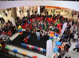 Westpark Avm Yılbaşı Etkinliği Organizasyonu westpark avm yilbasi etkinligi organizasyonu 9 İzmir Organizasyon Westpark Avm yılbaşı etkinliği organizasyonu, yepyeni bir hafta daha İzmir Organizasyon şirketimiz tarafından gerçekleştirildi. Avm etkinlikleri, açılış organizasyonu, açılış organizasyonu benzeri yıl dönümü etkinlikleri ve organizasyon alanında 2004 yılından beri hizmet veren İzmir Organizasyon şirketimiz İzmir, yakın çevresi ve Türkiye'nin dört bir noktasına ulaşmaktadır. %100 müşteri memnuniyeti ilkesiyle çalışan İzmir Organizasyon profesyonel ekibi ve kaliteli ekipmanlarıyla her daim yanı başınızda... Westpark Avm yılbaşı etkinliği organizasyonu için devam eden görüşmelerimiz esnasında yer vereceğimiz hizmetleri detaylandırdık. Aralık ayı boyunca hafta sonları düzenlenecek organizasyonda çocuklar için eğitici atölye çalışmaları düzenlenecek ve keyifli aktiviteler gerçekleştirilecekti. Çoraptan kardan adam yapımı, kozalak süsleme gibi etkinlikleri geride bırakmıştık. Yeni haftada ise çocukları bekleyen eğlenceli bir etkinlik daha vardı. Tabaktan Noel Baba yapımı ve yeni hafta için İzmir Organizasyon ekibi olarak çalışmalarımıza başlamıştık. Avm Etkinlikleri