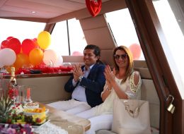 Yatta Sürpriz Doğum Günü Organizasyonu yatta surpriz dogum gunu organizasyonu 2 İzmir Organizasyon Yatta sürpriz doğum günü organizasyonu; yeni yaş almak her insan için özel günlerin başında ve en çok da sevdiklerinin hatırlanmasıyla duygu buluyor. Taze bir seneye girerken yaşınız kaç olursa olsun sizin yaşınızı, arkadaşınızın yeni yaşını veya sevdiklerinizin doğum günü organizasyonunu bir teknede kutlamak tabi ki de cazip bir fikir olarak aklınıza düşecektir. Mutluluk Teknesi’nde harika bir deneyim yaşayabileceğiniz bu tür butik organizasyonlarda nefis ve kusursuz zaman geçirme şansına sahip olabilirsiniz. Doğum günü organizasyonu hele bir de sürpriz olursa. Sevil Hanım hazırladığımız bu yatta sürpriz doğum günü organizasyonu ile ilgili haftalar önce İzmir Organizasyon ekibimize ulaşmış ve bizlerden detaylı bilgi almak istemişti. Eşi Mutlu Bey için harika bir doğum günü organizasyonu ve detaylarını anlatmış lokasyon olarak bizlerden görüş talep etmişti. Bizlerde telefonda iletişim kurduğumuz Sevil Hanım'a daha önceden farklı görseller hazırlayarak farklı doğum günü organizasyonu paketlerine yönlendirdik. Kumsalda doğum günü organizasyonu, otelde doğum günü organizasyonu, restoranda doğum günü organizasyonu, yatta sürpriz doğum günü organizasyonu gibi alternatifleri sunduk. Sevil Hanım eşi Mutlu Bey’in denizi ve tekneleri çok sevdiğini yatta sürpriz doğum günü organizasyonu ile ilgili paketimizi nasıl detaylandırabiliriz diye konuşmamızı bu yönde sürdürdük. Mutluluk Teknesinde Doğum Günü Organizasyonu