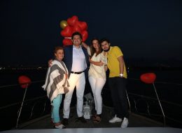 Yatta Sürpriz Doğum Günü Organizasyonu yatta surpriz dogum gunu organizasyonu 6 İzmir Organizasyon Yatta sürpriz doğum günü organizasyonu; yeni yaş almak her insan için özel günlerin başında ve en çok da sevdiklerinin hatırlanmasıyla duygu buluyor. Taze bir seneye girerken yaşınız kaç olursa olsun sizin yaşınızı, arkadaşınızın yeni yaşını veya sevdiklerinizin doğum günü organizasyonunu bir teknede kutlamak tabi ki de cazip bir fikir olarak aklınıza düşecektir. Mutluluk Teknesi’nde harika bir deneyim yaşayabileceğiniz bu tür butik organizasyonlarda nefis ve kusursuz zaman geçirme şansına sahip olabilirsiniz. Doğum günü organizasyonu hele bir de sürpriz olursa. Sevil Hanım hazırladığımız bu yatta sürpriz doğum günü organizasyonu ile ilgili haftalar önce İzmir Organizasyon ekibimize ulaşmış ve bizlerden detaylı bilgi almak istemişti. Eşi Mutlu Bey için harika bir doğum günü organizasyonu ve detaylarını anlatmış lokasyon olarak bizlerden görüş talep etmişti. Bizlerde telefonda iletişim kurduğumuz Sevil Hanım'a daha önceden farklı görseller hazırlayarak farklı doğum günü organizasyonu paketlerine yönlendirdik. Kumsalda doğum günü organizasyonu, otelde doğum günü organizasyonu, restoranda doğum günü organizasyonu, yatta sürpriz doğum günü organizasyonu gibi alternatifleri sunduk. Sevil Hanım eşi Mutlu Bey’in denizi ve tekneleri çok sevdiğini yatta sürpriz doğum günü organizasyonu ile ilgili paketimizi nasıl detaylandırabiliriz diye konuşmamızı bu yönde sürdürdük. Uçan Balonlar ve Yatta Sürpriz Doğum Günü Organizasyonu
