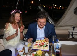 Yatta Sürpriz Doğum Günü Organizasyonu yatta surpriz dogum gunu organizasyonu 8 İzmir Organizasyon Yatta sürpriz doğum günü organizasyonu; yeni yaş almak her insan için özel günlerin başında ve en çok da sevdiklerinin hatırlanmasıyla duygu buluyor. Taze bir seneye girerken yaşınız kaç olursa olsun sizin yaşınızı, arkadaşınızın yeni yaşını veya sevdiklerinizin doğum günü organizasyonunu bir teknede kutlamak tabi ki de cazip bir fikir olarak aklınıza düşecektir. Mutluluk Teknesi’nde harika bir deneyim yaşayabileceğiniz bu tür butik organizasyonlarda nefis ve kusursuz zaman geçirme şansına sahip olabilirsiniz. Doğum günü organizasyonu hele bir de sürpriz olursa. Sevil Hanım hazırladığımız bu yatta sürpriz doğum günü organizasyonu ile ilgili haftalar önce İzmir Organizasyon ekibimize ulaşmış ve bizlerden detaylı bilgi almak istemişti. Eşi Mutlu Bey için harika bir doğum günü organizasyonu ve detaylarını anlatmış lokasyon olarak bizlerden görüş talep etmişti. Bizlerde telefonda iletişim kurduğumuz Sevil Hanım'a daha önceden farklı görseller hazırlayarak farklı doğum günü organizasyonu paketlerine yönlendirdik. Kumsalda doğum günü organizasyonu, otelde doğum günü organizasyonu, restoranda doğum günü organizasyonu, yatta sürpriz doğum günü organizasyonu gibi alternatifleri sunduk. Sevil Hanım eşi Mutlu Bey’in denizi ve tekneleri çok sevdiğini yatta sürpriz doğum günü organizasyonu ile ilgili paketimizi nasıl detaylandırabiliriz diye konuşmamızı bu yönde sürdürdük. Teknede Sürpriz Doğum Günü Organizasyonu