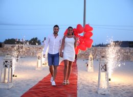 Yer Volkanları yer volkanlari 1 İzmir Organizasyon Yer volkanları kutlamalar, açılış organizasyonu, düğün, nişan ve sünnet organizasyonu, doğum günü organizasyonu, mezuniyet organizasyonu, yılbaşı gibi özel günlerinizde ışıltı şöleni yaratacaktır. Ayrıca yer volkanlarından yapılacak giriş yolu çok güzel bir görsel şov oluşturacaktır. Yürüyüş yolu dışında organizasyonun önemli anlarında yer volkanları kullanılır. Örneğin; Nikahta evet derken, pasta kesimi, yılbaşında yeni yıla girerken, mezuniyette kep atma töreninde coşkuyu ikiye katlar. Özel gün ve gecelerin olmazsa olmazıdır yer volkanı. İzmir Organizasyon olarak özel gün ve geceleriniz de daha da renk katmak adına profesyonel ekip ve ekipmanlarımızla sorunsuz bir şekilde gerçekleştirebiliriz. Volkanların zamanında patlaması çok önemlidir. Zamanında patlamayan yer volkanlarının hiç bir anlamı yoktur. Bu yüzden uzman kişilerle çalışıp işinizi garantiye almalısınız. Uzaktan kumanda sistemiyle bütün yer volkanlarını aynı anda elektrikli ateşleme sistemimizle yakabiliyoruz. Türkiye'nin neresinde olursanız olun biz gelebiliriz. Yeter ki siz isteyin. Yeterli teknik ekipmanımız ve profesyonel teknik kadromuz vardır. Kumsalda Evlenme Teklifi Organizasyonu Yer Volkanı Gösterisi Çeşme