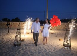 Yer Volkanları yer volkanlari 2 İzmir Organizasyon Yer volkanları kutlamalar, açılış organizasyonu, düğün, nişan ve sünnet organizasyonu, doğum günü organizasyonu, mezuniyet organizasyonu, yılbaşı gibi özel günlerinizde ışıltı şöleni yaratacaktır. Ayrıca yer volkanlarından yapılacak giriş yolu çok güzel bir görsel şov oluşturacaktır. Yürüyüş yolu dışında organizasyonun önemli anlarında yer volkanları kullanılır. Örneğin; Nikahta evet derken, pasta kesimi, yılbaşında yeni yıla girerken, mezuniyette kep atma töreninde coşkuyu ikiye katlar. Özel gün ve gecelerin olmazsa olmazıdır yer volkanı. İzmir Organizasyon olarak özel gün ve geceleriniz de daha da renk katmak adına profesyonel ekip ve ekipmanlarımızla sorunsuz bir şekilde gerçekleştirebiliriz. Volkanların zamanında patlaması çok önemlidir. Zamanında patlamayan yer volkanlarının hiç bir anlamı yoktur. Bu yüzden uzman kişilerle çalışıp işinizi garantiye almalısınız. Uzaktan kumanda sistemiyle bütün yer volkanlarını aynı anda elektrikli ateşleme sistemimizle yakabiliyoruz. Türkiye'nin neresinde olursanız olun biz gelebiliriz. Yeter ki siz isteyin. Yeterli teknik ekipmanımız ve profesyonel teknik kadromuz vardır. İzmir Yer Volkanı Gösterisi