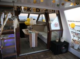 Yetişkin Kadın Doğum Günü Organizasyonu Önerileri yetiskin kadin dogum gunu organizasyonu 1 İzmir Organizasyon Yetişkin kadın doğum günü organizasyonu önerileri ile sevdiğiniz kadına, arkadaşlarınıza ve sevdikleriniz sürpriz bir organizasyon hazırlayabilirsiniz. Sevgiliniz,eşiniz,arkadaşınız ya da akrabanız kısacası hayatınızda ki önemli yetişkin kadın için doğum günü organizasyonu hazırlama ihtiyacınız oluştu. Hepimizin yılda bir kez kutladığı doğum günleri çocuklarda olduğu kadar biz yetişkinler içinde çok büyük anlam taşıyor ki doğum günü organizasyonu yapılacak kişi hoşlandığınız yetişkin bir kadın ise önem seviyesi oldukça yüksektir. Çoğu zaman doğum gününü unutmuş gibi yapar ama aslında onun için unutulmayacak bir gün hazırlamayı da ihmal etmeyiz.Sevdiğiniz kadın için doğum günü partisi düzenleyebilir ve İzmir Organizasyon müşteri hizmetlerimizden bu konu ile ilgili bilgi alabilirsiniz. Yetişkin kadın doğum günü organizasyonu nasıl planlanır, yetişkin kadın doğum günü organizasyonlarında neler yapılır, ne hediye alınır bu yazı içerisinde tavsiyelerimizi, önerilerimizi ve fikirlerimizi sizlerle paylaşacağız. Tekne Süsleme ve Yetişkin Doğum Günü Organizasyonu