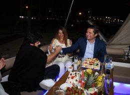 Yetişkin Kadın Doğum Günü Organizasyonu Önerileri yetiskin kadin dogum gunu organizasyonu 11 İzmir Organizasyon Yetişkin kadın doğum günü organizasyonu önerileri ile sevdiğiniz kadına, arkadaşlarınıza ve sevdikleriniz sürpriz bir organizasyon hazırlayabilirsiniz. Sevgiliniz,eşiniz,arkadaşınız ya da akrabanız kısacası hayatınızda ki önemli yetişkin kadın için doğum günü organizasyonu hazırlama ihtiyacınız oluştu. Hepimizin yılda bir kez kutladığı doğum günleri çocuklarda olduğu kadar biz yetişkinler içinde çok büyük anlam taşıyor ki doğum günü organizasyonu yapılacak kişi hoşlandığınız yetişkin bir kadın ise önem seviyesi oldukça yüksektir. Çoğu zaman doğum gününü unutmuş gibi yapar ama aslında onun için unutulmayacak bir gün hazırlamayı da ihmal etmeyiz.Sevdiğiniz kadın için doğum günü partisi düzenleyebilir ve İzmir Organizasyon müşteri hizmetlerimizden bu konu ile ilgili bilgi alabilirsiniz. Yetişkin kadın doğum günü organizasyonu nasıl planlanır, yetişkin kadın doğum günü organizasyonlarında neler yapılır, ne hediye alınır bu yazı içerisinde tavsiyelerimizi, önerilerimizi ve fikirlerimizi sizlerle paylaşacağız. Yetişkin Kadın Doğum Günü Organizasyonu Önerileri yetiskin kadin dogum gunu organizasyonu 11 İzmir Organizasyon