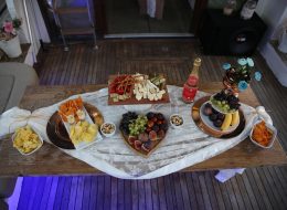 Yetişkin Kadın Doğum Günü Organizasyonu Önerileri yetiskin kadin dogum gunu organizasyonu 2 İzmir Organizasyon Yetişkin kadın doğum günü organizasyonu önerileri ile sevdiğiniz kadına, arkadaşlarınıza ve sevdikleriniz sürpriz bir organizasyon hazırlayabilirsiniz. Sevgiliniz,eşiniz,arkadaşınız ya da akrabanız kısacası hayatınızda ki önemli yetişkin kadın için doğum günü organizasyonu hazırlama ihtiyacınız oluştu. Hepimizin yılda bir kez kutladığı doğum günleri çocuklarda olduğu kadar biz yetişkinler içinde çok büyük anlam taşıyor ki doğum günü organizasyonu yapılacak kişi hoşlandığınız yetişkin bir kadın ise önem seviyesi oldukça yüksektir. Çoğu zaman doğum gününü unutmuş gibi yapar ama aslında onun için unutulmayacak bir gün hazırlamayı da ihmal etmeyiz.Sevdiğiniz kadın için doğum günü partisi düzenleyebilir ve İzmir Organizasyon müşteri hizmetlerimizden bu konu ile ilgili bilgi alabilirsiniz. Yetişkin kadın doğum günü organizasyonu nasıl planlanır, yetişkin kadın doğum günü organizasyonlarında neler yapılır, ne hediye alınır bu yazı içerisinde tavsiyelerimizi, önerilerimizi ve fikirlerimizi sizlerle paylaşacağız. Sürpriz Doğum Günü Organizasyonu Masa Süsleme İzmir