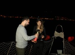 Yetişkin Kadın Doğum Günü Organizasyonu Önerileri yetiskin kadin dogum gunu organizasyonu İzmir Organizasyon Yetişkin kadın doğum günü organizasyonu önerileri ile sevdiğiniz kadına, arkadaşlarınıza ve sevdikleriniz sürpriz bir organizasyon hazırlayabilirsiniz. Sevgiliniz,eşiniz,arkadaşınız ya da akrabanız kısacası hayatınızda ki önemli yetişkin kadın için doğum günü organizasyonu hazırlama ihtiyacınız oluştu. Hepimizin yılda bir kez kutladığı doğum günleri çocuklarda olduğu kadar biz yetişkinler içinde çok büyük anlam taşıyor ki doğum günü organizasyonu yapılacak kişi hoşlandığınız yetişkin bir kadın ise önem seviyesi oldukça yüksektir. Çoğu zaman doğum gününü unutmuş gibi yapar ama aslında onun için unutulmayacak bir gün hazırlamayı da ihmal etmeyiz.Sevdiğiniz kadın için doğum günü partisi düzenleyebilir ve İzmir Organizasyon müşteri hizmetlerimizden bu konu ile ilgili bilgi alabilirsiniz. Yetişkin kadın doğum günü organizasyonu nasıl planlanır, yetişkin kadın doğum günü organizasyonlarında neler yapılır, ne hediye alınır bu yazı içerisinde tavsiyelerimizi, önerilerimizi ve fikirlerimizi sizlerle paylaşacağız. Şampanya Patlatarak Doğum Günü Organizasyonu Kutlama