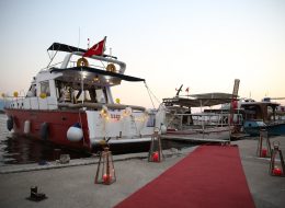 Yetişkin Kadın Doğum Günü Organizasyonu Önerileri yetiskin kadin dogum gunu organizasyonu 3 İzmir Organizasyon Yetişkin kadın doğum günü organizasyonu önerileri ile sevdiğiniz kadına, arkadaşlarınıza ve sevdikleriniz sürpriz bir organizasyon hazırlayabilirsiniz. Sevgiliniz,eşiniz,arkadaşınız ya da akrabanız kısacası hayatınızda ki önemli yetişkin kadın için doğum günü organizasyonu hazırlama ihtiyacınız oluştu. Hepimizin yılda bir kez kutladığı doğum günleri çocuklarda olduğu kadar biz yetişkinler içinde çok büyük anlam taşıyor ki doğum günü organizasyonu yapılacak kişi hoşlandığınız yetişkin bir kadın ise önem seviyesi oldukça yüksektir. Çoğu zaman doğum gününü unutmuş gibi yapar ama aslında onun için unutulmayacak bir gün hazırlamayı da ihmal etmeyiz.Sevdiğiniz kadın için doğum günü partisi düzenleyebilir ve İzmir Organizasyon müşteri hizmetlerimizden bu konu ile ilgili bilgi alabilirsiniz. Yetişkin kadın doğum günü organizasyonu nasıl planlanır, yetişkin kadın doğum günü organizasyonlarında neler yapılır, ne hediye alınır bu yazı içerisinde tavsiyelerimizi, önerilerimizi ve fikirlerimizi sizlerle paylaşacağız. Denizci Fenerleri Kırmızı Halı ve Yer Volkanları Eşliğinde Teknede Doğum Günü Organizasyonu İzmir