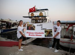 Yetişkin Kadın Doğum Günü Organizasyonu Önerileri yetiskin kadin dogum gunu organizasyonu 4 İzmir Organizasyon Yetişkin kadın doğum günü organizasyonu önerileri ile sevdiğiniz kadına, arkadaşlarınıza ve sevdikleriniz sürpriz bir organizasyon hazırlayabilirsiniz. Sevgiliniz,eşiniz,arkadaşınız ya da akrabanız kısacası hayatınızda ki önemli yetişkin kadın için doğum günü organizasyonu hazırlama ihtiyacınız oluştu. Hepimizin yılda bir kez kutladığı doğum günleri çocuklarda olduğu kadar biz yetişkinler içinde çok büyük anlam taşıyor ki doğum günü organizasyonu yapılacak kişi hoşlandığınız yetişkin bir kadın ise önem seviyesi oldukça yüksektir. Çoğu zaman doğum gününü unutmuş gibi yapar ama aslında onun için unutulmayacak bir gün hazırlamayı da ihmal etmeyiz.Sevdiğiniz kadın için doğum günü partisi düzenleyebilir ve İzmir Organizasyon müşteri hizmetlerimizden bu konu ile ilgili bilgi alabilirsiniz. Yetişkin kadın doğum günü organizasyonu nasıl planlanır, yetişkin kadın doğum günü organizasyonlarında neler yapılır, ne hediye alınır bu yazı içerisinde tavsiyelerimizi, önerilerimizi ve fikirlerimizi sizlerle paylaşacağız. Pankartla Doğum Günü Organizasyonu ve Doğum Günü Kutlama