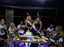 Yetişkin Kadın Doğum Günü Organizasyonu Önerileri yetiskin kadin dogum gunu organizasyonu 6 İzmir Organizasyon Yetişkin kadın doğum günü organizasyonu önerileri ile sevdiğiniz kadına, arkadaşlarınıza ve sevdikleriniz sürpriz bir organizasyon hazırlayabilirsiniz. Sevgiliniz,eşiniz,arkadaşınız ya da akrabanız kısacası hayatınızda ki önemli yetişkin kadın için doğum günü organizasyonu hazırlama ihtiyacınız oluştu. Hepimizin yılda bir kez kutladığı doğum günleri çocuklarda olduğu kadar biz yetişkinler içinde çok büyük anlam taşıyor ki doğum günü organizasyonu yapılacak kişi hoşlandığınız yetişkin bir kadın ise önem seviyesi oldukça yüksektir. Çoğu zaman doğum gününü unutmuş gibi yapar ama aslında onun için unutulmayacak bir gün hazırlamayı da ihmal etmeyiz.Sevdiğiniz kadın için doğum günü partisi düzenleyebilir ve İzmir Organizasyon müşteri hizmetlerimizden bu konu ile ilgili bilgi alabilirsiniz. Yetişkin kadın doğum günü organizasyonu nasıl planlanır, yetişkin kadın doğum günü organizasyonlarında neler yapılır, ne hediye alınır bu yazı içerisinde tavsiyelerimizi, önerilerimizi ve fikirlerimizi sizlerle paylaşacağız. Butik Pasta ile Sürpriz Doğum Günü Organizasyonu