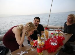 Yetişkin Kadın Doğum Günü Organizasyonu Önerileri yetiskin kadin dogum gunu organizasyonu 8 İzmir Organizasyon Yetişkin kadın doğum günü organizasyonu önerileri ile sevdiğiniz kadına, arkadaşlarınıza ve sevdikleriniz sürpriz bir organizasyon hazırlayabilirsiniz. Sevgiliniz,eşiniz,arkadaşınız ya da akrabanız kısacası hayatınızda ki önemli yetişkin kadın için doğum günü organizasyonu hazırlama ihtiyacınız oluştu. Hepimizin yılda bir kez kutladığı doğum günleri çocuklarda olduğu kadar biz yetişkinler içinde çok büyük anlam taşıyor ki doğum günü organizasyonu yapılacak kişi hoşlandığınız yetişkin bir kadın ise önem seviyesi oldukça yüksektir. Çoğu zaman doğum gününü unutmuş gibi yapar ama aslında onun için unutulmayacak bir gün hazırlamayı da ihmal etmeyiz.Sevdiğiniz kadın için doğum günü partisi düzenleyebilir ve İzmir Organizasyon müşteri hizmetlerimizden bu konu ile ilgili bilgi alabilirsiniz. Yetişkin kadın doğum günü organizasyonu nasıl planlanır, yetişkin kadın doğum günü organizasyonlarında neler yapılır, ne hediye alınır bu yazı içerisinde tavsiyelerimizi, önerilerimizi ve fikirlerimizi sizlerle paylaşacağız. Yetişkin Doğum Günü Organizasyonu Masa Süsleme