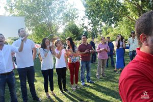 Şirket Piknik Organizasyonu İçin Renk Katacak Basit Aktiviteler yumurta taşıma İzmir Organizasyon Şirket piknik organizasyonu için renk katacak basit aktiviteler ve çok daha fazlası İzmir Organizasyon farkıyla organizasyonlarınızda yer alıyor. Kurumlar ve şirketler personellerine yılda en az 1 kez olacak şekilde şirket piknik organizasyonu planlar ve çalışanlarını hem motive etmek adına hem de bu organizasyonlar da eğlenceli vakit geçirmek için farklı aktiviteler düzenler. Bu aktiviteler de kurumların yapması gereken tek şey ise İzmir Organizasyon'a ulaşmak. Güvenliğin sağlandığı, keyif alacağınız tüm aktivite uygulamaları için İzmir Organizasyon müşteri hizmetlerine ulaşabilir ve detaylı bilgi edinebilirsiniz. Genellikle ilkbahar, yaz ve sonbahar mevsimlerinde düzenlenen piknik organizasyonları büyük küçük herkese gün boyunca eğlenceli anlar yaşatır. Eğer ilk defa şirket piknik organizasyonu düzenliyorsanız aşağıdaki bazı oyun ve yarışmalar organizasyon düzenleyen şirketler için alternatif seçenekler oluşturacaktır. Şirket piknik organizasyonuna renk katması planlanan bazı oyun ve yarışmaları kısaca sizlerle paylaşalım. Yumurta Taşıma Yarışması İzmir