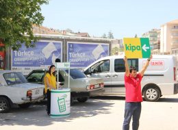 Yürüyen Reklamlar yuruyen reklamlar 2 10 İzmir Organizasyon Yürüyen reklamlar, firma, kurum ve şirketlerin reklam ve tanıtım etkinlikleridir. Reklam yapılan ya da yapılacak olan işlerin halka en iyi şekilde duyurulmasıdır. Organizasyonlarda katılımın çok olması, firmanızın etkili bir şekilde reklamının yapılması ileri ki yıllarda işinizin tanınarak büyümesi için önemlidir. Son yıllarda farklılık yaratarak dikkatleri üzerine çeken yürüyen reklamlar; firmanızın isminin, logonuzun, duyurularınızın ya da reklamınızın basılı olduğu taşınabilir panoların animatörlerce sırtlarına takılarak belirlenen güzergahlarda tanıtılmasıdır. Reklamı yapılacak olan ürün, logo, davet gibi panoların türüne göre animatörler sivil ya da kostümlü olabilmektedir. Bir firmanın açılış organizasyonunun tanıtılmasında sivil animatörler sırtlarında reklam panolarıyla belirlenen en işlek caddelerde tanıtım yaparlar. Yürüyen reklam panolarıyla hedef kitlenin bilinçaltını etkilerken aynı zamanda el ilanları dağıtarak etkiyi arttırabilirler. AVM etkinliklerinin tanıtımında eğlenceli kostümleriyle ve dikkat çeken makyajlarıyla yürüyen reklam olan animatörler hedef kitleyi istenilen yere davet ederler. İzmir Yönlendirme Tabelaları Kiralama