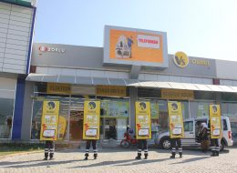 Yürüyen Reklamlar yuruyen reklamlar 2 13 İzmir Organizasyon Yürüyen reklamlar, firma, kurum ve şirketlerin reklam ve tanıtım etkinlikleridir. Reklam yapılan ya da yapılacak olan işlerin halka en iyi şekilde duyurulmasıdır. Organizasyonlarda katılımın çok olması, firmanızın etkili bir şekilde reklamının yapılması ileri ki yıllarda işinizin tanınarak büyümesi için önemlidir. Son yıllarda farklılık yaratarak dikkatleri üzerine çeken yürüyen reklamlar; firmanızın isminin, logonuzun, duyurularınızın ya da reklamınızın basılı olduğu taşınabilir panoların animatörlerce sırtlarına takılarak belirlenen güzergahlarda tanıtılmasıdır. Reklamı yapılacak olan ürün, logo, davet gibi panoların türüne göre animatörler sivil ya da kostümlü olabilmektedir. Bir firmanın açılış organizasyonunun tanıtılmasında sivil animatörler sırtlarında reklam panolarıyla belirlenen en işlek caddelerde tanıtım yaparlar. Yürüyen reklam panolarıyla hedef kitlenin bilinçaltını etkilerken aynı zamanda el ilanları dağıtarak etkiyi arttırabilirler. AVM etkinliklerinin tanıtımında eğlenceli kostümleriyle ve dikkat çeken makyajlarıyla yürüyen reklam olan animatörler hedef kitleyi istenilen yere davet ederler. Reklamlı Full Konsept Açılış Organizasyonu Yürüyen Reklamlar İzmir
