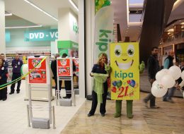 Yürüyen Reklamlar yuruyen reklamlar 2 2 İzmir Organizasyon Yürüyen reklamlar, firma, kurum ve şirketlerin reklam ve tanıtım etkinlikleridir. Reklam yapılan ya da yapılacak olan işlerin halka en iyi şekilde duyurulmasıdır. Organizasyonlarda katılımın çok olması, firmanızın etkili bir şekilde reklamının yapılması ileri ki yıllarda işinizin tanınarak büyümesi için önemlidir. Son yıllarda farklılık yaratarak dikkatleri üzerine çeken yürüyen reklamlar; firmanızın isminin, logonuzun, duyurularınızın ya da reklamınızın basılı olduğu taşınabilir panoların animatörlerce sırtlarına takılarak belirlenen güzergahlarda tanıtılmasıdır. Reklamı yapılacak olan ürün, logo, davet gibi panoların türüne göre animatörler sivil ya da kostümlü olabilmektedir. Bir firmanın açılış organizasyonunun tanıtılmasında sivil animatörler sırtlarında reklam panolarıyla belirlenen en işlek caddelerde tanıtım yaparlar. Yürüyen reklam panolarıyla hedef kitlenin bilinçaltını etkilerken aynı zamanda el ilanları dağıtarak etkiyi arttırabilirler. AVM etkinliklerinin tanıtımında eğlenceli kostümleriyle ve dikkat çeken makyajlarıyla yürüyen reklam olan animatörler hedef kitleyi istenilen yere davet ederler. Avm Etkinlikleri Yürüyen Reklamlar Kiralama İzmir