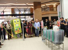 Yürüyen Reklamlar yuruyen reklamlar 2 3 İzmir Organizasyon Yürüyen reklamlar, firma, kurum ve şirketlerin reklam ve tanıtım etkinlikleridir. Reklam yapılan ya da yapılacak olan işlerin halka en iyi şekilde duyurulmasıdır. Organizasyonlarda katılımın çok olması, firmanızın etkili bir şekilde reklamının yapılması ileri ki yıllarda işinizin tanınarak büyümesi için önemlidir. Son yıllarda farklılık yaratarak dikkatleri üzerine çeken yürüyen reklamlar; firmanızın isminin, logonuzun, duyurularınızın ya da reklamınızın basılı olduğu taşınabilir panoların animatörlerce sırtlarına takılarak belirlenen güzergahlarda tanıtılmasıdır. Reklamı yapılacak olan ürün, logo, davet gibi panoların türüne göre animatörler sivil ya da kostümlü olabilmektedir. Bir firmanın açılış organizasyonunun tanıtılmasında sivil animatörler sırtlarında reklam panolarıyla belirlenen en işlek caddelerde tanıtım yaparlar. Yürüyen reklam panolarıyla hedef kitlenin bilinçaltını etkilerken aynı zamanda el ilanları dağıtarak etkiyi arttırabilirler. AVM etkinliklerinin tanıtımında eğlenceli kostümleriyle ve dikkat çeken makyajlarıyla yürüyen reklam olan animatörler hedef kitleyi istenilen yere davet ederler. İzmir Yürüyen Reklam Panoları Kiralama