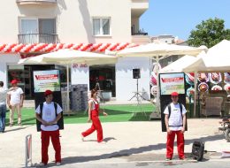Yürüyen Reklamlar yuruyen reklamlar 2 5 İzmir Organizasyon Yürüyen reklamlar, firma, kurum ve şirketlerin reklam ve tanıtım etkinlikleridir. Reklam yapılan ya da yapılacak olan işlerin halka en iyi şekilde duyurulmasıdır. Organizasyonlarda katılımın çok olması, firmanızın etkili bir şekilde reklamının yapılması ileri ki yıllarda işinizin tanınarak büyümesi için önemlidir. Son yıllarda farklılık yaratarak dikkatleri üzerine çeken yürüyen reklamlar; firmanızın isminin, logonuzun, duyurularınızın ya da reklamınızın basılı olduğu taşınabilir panoların animatörlerce sırtlarına takılarak belirlenen güzergahlarda tanıtılmasıdır. Reklamı yapılacak olan ürün, logo, davet gibi panoların türüne göre animatörler sivil ya da kostümlü olabilmektedir. Bir firmanın açılış organizasyonunun tanıtılmasında sivil animatörler sırtlarında reklam panolarıyla belirlenen en işlek caddelerde tanıtım yaparlar. Yürüyen reklam panolarıyla hedef kitlenin bilinçaltını etkilerken aynı zamanda el ilanları dağıtarak etkiyi arttırabilirler. AVM etkinliklerinin tanıtımında eğlenceli kostümleriyle ve dikkat çeken makyajlarıyla yürüyen reklam olan animatörler hedef kitleyi istenilen yere davet ederler. Açılış Organizasyonu Yürüyen Reklamlar Kiralama İzmir