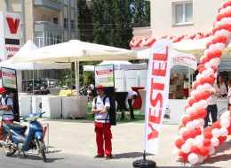 Yürüyen Reklamlar yuruyen reklamlar 2 6 İzmir Organizasyon Yürüyen reklamlar, firma, kurum ve şirketlerin reklam ve tanıtım etkinlikleridir. Reklam yapılan ya da yapılacak olan işlerin halka en iyi şekilde duyurulmasıdır. Organizasyonlarda katılımın çok olması, firmanızın etkili bir şekilde reklamının yapılması ileri ki yıllarda işinizin tanınarak büyümesi için önemlidir. Son yıllarda farklılık yaratarak dikkatleri üzerine çeken yürüyen reklamlar; firmanızın isminin, logonuzun, duyurularınızın ya da reklamınızın basılı olduğu taşınabilir panoların animatörlerce sırtlarına takılarak belirlenen güzergahlarda tanıtılmasıdır. Reklamı yapılacak olan ürün, logo, davet gibi panoların türüne göre animatörler sivil ya da kostümlü olabilmektedir. Bir firmanın açılış organizasyonunun tanıtılmasında sivil animatörler sırtlarında reklam panolarıyla belirlenen en işlek caddelerde tanıtım yaparlar. Yürüyen reklam panolarıyla hedef kitlenin bilinçaltını etkilerken aynı zamanda el ilanları dağıtarak etkiyi arttırabilirler. AVM etkinliklerinin tanıtımında eğlenceli kostümleriyle ve dikkat çeken makyajlarıyla yürüyen reklam olan animatörler hedef kitleyi istenilen yere davet ederler. Mağaza Açılış Organizasyonu Yürüyen Reklamlar Kiralama İzmir