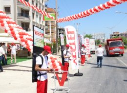 Yürüyen Reklamlar yuruyen reklamlar 2 7 İzmir Organizasyon Yürüyen reklamlar, firma, kurum ve şirketlerin reklam ve tanıtım etkinlikleridir. Reklam yapılan ya da yapılacak olan işlerin halka en iyi şekilde duyurulmasıdır. Organizasyonlarda katılımın çok olması, firmanızın etkili bir şekilde reklamının yapılması ileri ki yıllarda işinizin tanınarak büyümesi için önemlidir. Son yıllarda farklılık yaratarak dikkatleri üzerine çeken yürüyen reklamlar; firmanızın isminin, logonuzun, duyurularınızın ya da reklamınızın basılı olduğu taşınabilir panoların animatörlerce sırtlarına takılarak belirlenen güzergahlarda tanıtılmasıdır. Reklamı yapılacak olan ürün, logo, davet gibi panoların türüne göre animatörler sivil ya da kostümlü olabilmektedir. Bir firmanın açılış organizasyonunun tanıtılmasında sivil animatörler sırtlarında reklam panolarıyla belirlenen en işlek caddelerde tanıtım yaparlar. Yürüyen reklam panolarıyla hedef kitlenin bilinçaltını etkilerken aynı zamanda el ilanları dağıtarak etkiyi arttırabilirler. AVM etkinliklerinin tanıtımında eğlenceli kostümleriyle ve dikkat çeken makyajlarıyla yürüyen reklam olan animatörler hedef kitleyi istenilen yere davet ederler. Balon Süsleme ve Yürüyen Reklamlar Kiralama İzmir