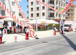 Yürüyen Reklamlar yuruyen reklamlar 2 8 İzmir Organizasyon Yürüyen reklamlar, firma, kurum ve şirketlerin reklam ve tanıtım etkinlikleridir. Reklam yapılan ya da yapılacak olan işlerin halka en iyi şekilde duyurulmasıdır. Organizasyonlarda katılımın çok olması, firmanızın etkili bir şekilde reklamının yapılması ileri ki yıllarda işinizin tanınarak büyümesi için önemlidir. Son yıllarda farklılık yaratarak dikkatleri üzerine çeken yürüyen reklamlar; firmanızın isminin, logonuzun, duyurularınızın ya da reklamınızın basılı olduğu taşınabilir panoların animatörlerce sırtlarına takılarak belirlenen güzergahlarda tanıtılmasıdır. Reklamı yapılacak olan ürün, logo, davet gibi panoların türüne göre animatörler sivil ya da kostümlü olabilmektedir. Bir firmanın açılış organizasyonunun tanıtılmasında sivil animatörler sırtlarında reklam panolarıyla belirlenen en işlek caddelerde tanıtım yaparlar. Yürüyen reklam panolarıyla hedef kitlenin bilinçaltını etkilerken aynı zamanda el ilanları dağıtarak etkiyi arttırabilirler. AVM etkinliklerinin tanıtımında eğlenceli kostümleriyle ve dikkat çeken makyajlarıyla yürüyen reklam olan animatörler hedef kitleyi istenilen yere davet ederler. Çadır ve Gölgelik Kiralama İzmir Yürüyen Reklamlar