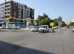 Yürüyen Reklamlar yuruyen reklamlar 2 9 İzmir Organizasyon Yürüyen reklamlar, firma, kurum ve şirketlerin reklam ve tanıtım etkinlikleridir. Reklam yapılan ya da yapılacak olan işlerin halka en iyi şekilde duyurulmasıdır. Organizasyonlarda katılımın çok olması, firmanızın etkili bir şekilde reklamının yapılması ileri ki yıllarda işinizin tanınarak büyümesi için önemlidir. Son yıllarda farklılık yaratarak dikkatleri üzerine çeken yürüyen reklamlar; firmanızın isminin, logonuzun, duyurularınızın ya da reklamınızın basılı olduğu taşınabilir panoların animatörlerce sırtlarına takılarak belirlenen güzergahlarda tanıtılmasıdır. Reklamı yapılacak olan ürün, logo, davet gibi panoların türüne göre animatörler sivil ya da kostümlü olabilmektedir. Bir firmanın açılış organizasyonunun tanıtılmasında sivil animatörler sırtlarında reklam panolarıyla belirlenen en işlek caddelerde tanıtım yaparlar. Yürüyen reklam panolarıyla hedef kitlenin bilinçaltını etkilerken aynı zamanda el ilanları dağıtarak etkiyi arttırabilirler. AVM etkinliklerinin tanıtımında eğlenceli kostümleriyle ve dikkat çeken makyajlarıyla yürüyen reklam olan animatörler hedef kitleyi istenilen yere davet ederler. Reklam ve Tanıtım Etkinlikleri Yürüyen Reklamlar Kiralama İzmir