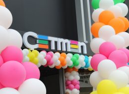 Balon Süsleme zincir balon susleme izmir organizasyon 1 İzmir Organizasyon İzmir Organizasyon olarak yılların verdiği deneyim ve kalite ile sizlere balon süsleme hizmet vermekteyiz. Açılış organizasyonlarının vazgeçilmezi olan balon süslemeleri, uzman ekibimiz tarafından hazırlanarak ülkenin dört bir yanına ulaştırılmaktadır. Açılış organizasyonu, doğum günü sürprizleri, gibi her türlü organizasyonlarda farklı balon süsleme teknikleri ile etkinliklerinizi sıradanlıktan kurtarıyoruz. Balon süslemeleri konusunda profesyonel ekibimiz ve son teknoloji teknik ekipmanlarımız ile dilediğiniz mekanı dilediğiniz şekilde süslüyoruz. ‘’Tasarım konusunda bir fikrim yok.’’ diyorsanız ARGE ekibimizin size özel sunacakları birbirinden farklı balon süslemelerinden ve seçeneklerinden yararlanabilirsiniz. Tek bir uçan balonun dahi ortamı ne kadar çok değiştirdiğinin bilincinde olarak hareket ediyor ve bu doğrultuda balon süslemeleriyle hayatınızın önemli anlarına renk katmaya devam ediyoruz. İsteğe göre balon süslemeleri ve teknikleri değişmektedir. Ayrıca uçan balon, baskılı balon, folyo balon, kalpli kırmızı balon gibi birbirinden farklı seçenekler mevcuttur. İzmir Balon Süsleme