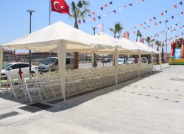 Çadır Kiralama Çadır Gölgelik Kiralama İzmir Organizasyon 11 İzmir Organizasyon Çadır kiralama hizmeti outdoor aktivite ve etkinliklerinde İzmir Organizasyon firmamızdan dört mevsim tercih edilmektedir. Çadır ve gölgelik kiralama her mevsim hayat kurtarıcı olmaktadır. Yaz aylarında güneşten, kış aylarında ise yağmurdan, olumsuz hava şartlarından sizi korumaya yardım olacak çadır ve gölgelik kiralama hizmetimize piknik organizasyonu, açılış organizasyonu, belediye etkinlikleri, festival ve şenlik organizasyonlarında yer verebilirsiniz. Çadır ve gölgelik alanlarını organizasyon mekanına göre konumlandırabilir, oturma grubu, servis alanı veya yemek hizmetlerini çadır ve gölgeliklerin altında gerçekleştirebilirsiniz. Ahtapot çadır, lüks çadırlar ya da gazebo çadırı organizasyon türüne ve mekanın büyüklüğüne göre tercih edebilirsiniz. İzmir Organizasyon çadır ve gölgelik kiralama hizmetlerinin yanı sıra çadır ve gölgeliklerin nakliyesini ve kurulumunu da gerçekleştiriyor. Organizasyon ve etkinliklerinizde yer verebileceğiniz ahtapot çadır, lüks çadırlar ve gazebo çadırlar ile ilgili ayrıntılı bilgi almak için yazının devamını okuyabilir, İzmir Organizasyon müşteri hizmetlerini arayarak kiralama servisimizden faydalanabilirsiniz. Açılış Organizasyonu Gazebo Çadırlar Kiralama