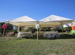 Çadır Kiralama Çadır Gölgelik Kiralama İzmir Organizasyon 6 İzmir Organizasyon Çadır kiralama hizmeti outdoor aktivite ve etkinliklerinde İzmir Organizasyon firmamızdan dört mevsim tercih edilmektedir. Çadır ve gölgelik kiralama her mevsim hayat kurtarıcı olmaktadır. Yaz aylarında güneşten, kış aylarında ise yağmurdan, olumsuz hava şartlarından sizi korumaya yardım olacak çadır ve gölgelik kiralama hizmetimize piknik organizasyonu, açılış organizasyonu, belediye etkinlikleri, festival ve şenlik organizasyonlarında yer verebilirsiniz. Çadır ve gölgelik alanlarını organizasyon mekanına göre konumlandırabilir, oturma grubu, servis alanı veya yemek hizmetlerini çadır ve gölgeliklerin altında gerçekleştirebilirsiniz. Ahtapot çadır, lüks çadırlar ya da gazebo çadırı organizasyon türüne ve mekanın büyüklüğüne göre tercih edebilirsiniz. İzmir Organizasyon çadır ve gölgelik kiralama hizmetlerinin yanı sıra çadır ve gölgeliklerin nakliyesini ve kurulumunu da gerçekleştiriyor. Organizasyon ve etkinliklerinizde yer verebileceğiniz ahtapot çadır, lüks çadırlar ve gazebo çadırlar ile ilgili ayrıntılı bilgi almak için yazının devamını okuyabilir, İzmir Organizasyon müşteri hizmetlerini arayarak kiralama servisimizden faydalanabilirsiniz. Masa Sandalye ve Gazebo Çadırlar Kiralama İzmir