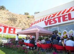 Çadır Kiralama Çadır Gölgelik Kiralama İzmir Organizasyon 9 İzmir Organizasyon Çadır kiralama hizmeti outdoor aktivite ve etkinliklerinde İzmir Organizasyon firmamızdan dört mevsim tercih edilmektedir. Çadır ve gölgelik kiralama her mevsim hayat kurtarıcı olmaktadır. Yaz aylarında güneşten, kış aylarında ise yağmurdan, olumsuz hava şartlarından sizi korumaya yardım olacak çadır ve gölgelik kiralama hizmetimize piknik organizasyonu, açılış organizasyonu, belediye etkinlikleri, festival ve şenlik organizasyonlarında yer verebilirsiniz. Çadır ve gölgelik alanlarını organizasyon mekanına göre konumlandırabilir, oturma grubu, servis alanı veya yemek hizmetlerini çadır ve gölgeliklerin altında gerçekleştirebilirsiniz. Ahtapot çadır, lüks çadırlar ya da gazebo çadırı organizasyon türüne ve mekanın büyüklüğüne göre tercih edebilirsiniz. İzmir Organizasyon çadır ve gölgelik kiralama hizmetlerinin yanı sıra çadır ve gölgeliklerin nakliyesini ve kurulumunu da gerçekleştiriyor. Organizasyon ve etkinliklerinizde yer verebileceğiniz ahtapot çadır, lüks çadırlar ve gazebo çadırlar ile ilgili ayrıntılı bilgi almak için yazının devamını okuyabilir, İzmir Organizasyon müşteri hizmetlerini arayarak kiralama servisimizden faydalanabilirsiniz. İzmir Gazebo Çadır Kiralama