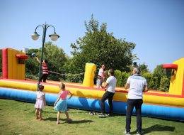 Maersk Şirket Piknik Organizasyonu & Planlaması Çekme Basketbol Yarışı İzmir Organizasyon Şirket piknik organizasyonu yılın belirli dönemlerinde personel, yöneticiler ve personelin ailesi için düzenlenen etkinliklerdir. Bu tarz aktiviteler yılda bir defa düzenlenmekte olup çalışanlar arasında da iletişimi ve motivasyonu artırmaktadır. Şirket piknik organizasyonu, personel ve personelin ailesi arasında tanışma ve kaynaşma amaçlı da yapılabilir. Yapılan bu etkinlikler personel ve yöneticiler arasında ki iletişimi artırma yönünde de çoğu zaman önemli etkinliklerdendir. İzmir Organizasyon tarafından gerçekleştirilen Maersk şirketinin piknik organizasyonun da eğlenceli ve keyifli anlara tanık olundu. Maersk şirket piknik organizasyonu yöneticileri bizlere ulaştı, ayrıntılı bilgiler kendilerine verildi. Çalışanları için yapmak istedikleri bu piknik organizasyonunda onların motivasyonunu en üst seviye de tutmak amacı ile tüm detaylar düşünüldü. Katılımcılar tüm gün boyunca kendileri için organize edilen oyun parkurlarında ter döktü. Gün boyunca eğlencenin ve aktivitelerin keyfini çıkaran Maersk çalışanları yılın yorgunluğu bir nebze de olsa üzerinden attı. İzmir Organizasyon Kurum ve Şirketlerin Piknik Organizasyonu