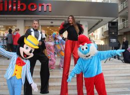 Bozyaka Çillibom Açılış Organizasyonu Çizgi Film Karakterleri Kiralama İzmir Organizasyon Bozyaka Çillibom açılış organizasyonu ile animasyonlu açılış organizasyonuna bir kez daha profesyonel ekibimiz ile imza attık. Uzun yıllar Türkiye genelinde çeşitli organizasyonlarını gerçekleştirdiğimiz bebek ve çocuk giyim markası Pamidor el değiştirip isim değiştirmesi üzerine yeni mağazalarının ismini duyurmak için bir dizi organizasyonlar gerçekleştirme kararı aldı. Yeni ticaret dönemine Çillibom adıyla devam etme kararı alan firma yöneticileri, önceki dönemlerde olduğu gibi yeni döneminde de firmamızı tercih ederek bizimle çalışmaya devam ettiler. Bornova ve Gaziemir D Park’ta açılış organizasyonlarını yaptığımız Çillibom için Bozyaka şubesinde de çeşitli aktiviteler planladık ve organize ettik. Balon süsleme, ses sistemi, müzik ve sunucu temini hizmetleri ile gerçekleştirdiğimiz açılışta, diğer mağazalarında olduğu gibi Bozyaka Çillibom’da da en çok ilgi gören firmamızın animasyon kadrosu oldu. Çizgi film maskotları, palyaçolar ve tahta bacak animasyonlarıyla açılış yoğun ilgi gördü. İzmir Çizgi Film Karakterleri Servisi