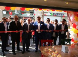 Ünlü Sanatçı Temini Ünlü Sanatçı Temini İzmir Organizasyon 1 İzmir Organizasyon Türkiye'nin her yerinde yapılacak önemli lansmanlar, bayi toplantısı organizasyonu, belediye festivali, üniversite şenlikleri, personel geceleri, piknik organizasyonu, temel atma töreni organizasyonu, kongre, toplantı, kuruluş, yıl dönümü, düğün organizasyonu, sünnet, bayram, yılbaşı ve özel gecelerde yapılacak her türlü organizasyona dikkat çekmek, eğlendirmek ve gündem yaratmak için ünlü sanatçı temini hizmeti veriyoruz. Ünlü sanatçıları sanatın birçok kolundan müzik, sinema, tiyatro, dans, edebiyat, stand up vb. temin ettiğimiz gibi müzik dalında birçok tarzda kişiyle çalışıyoruz. Türkçe yabancı pop orkestraları, klasik türk müziği fasıl grupları, türk halk müziği grupları, latin müzik grupları, çigan orkestra grupları, klasik müzik grupları, mehter grubu, tek müzisyen (gitar, piyano, keman, çello…), trio & quartet grupları (gitar, keman, akordeon, yan flüt, çello…), profesyonel sanatçı temini, dans ve show grupları, folklor grupları, oryantal, mehteran takımı ve dj olarak istediğiniz kişileri organizasyonunuza katkı sağlamak için sunabiliriz. Ünlü Sanatçı Temini İzmir Organizasyon