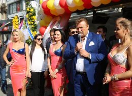 Ünlü Sanatçı Temini Ünlü Sanatçı Temini İzmir Organizasyon 4 İzmir Organizasyon Türkiye'nin her yerinde yapılacak önemli lansmanlar, bayi toplantısı organizasyonu, belediye festivali, üniversite şenlikleri, personel geceleri, piknik organizasyonu, temel atma töreni organizasyonu, kongre, toplantı, kuruluş, yıl dönümü, düğün organizasyonu, sünnet, bayram, yılbaşı ve özel gecelerde yapılacak her türlü organizasyona dikkat çekmek, eğlendirmek ve gündem yaratmak için ünlü sanatçı temini hizmeti veriyoruz. Ünlü sanatçıları sanatın birçok kolundan müzik, sinema, tiyatro, dans, edebiyat, stand up vb. temin ettiğimiz gibi müzik dalında birçok tarzda kişiyle çalışıyoruz. Türkçe yabancı pop orkestraları, klasik türk müziği fasıl grupları, türk halk müziği grupları, latin müzik grupları, çigan orkestra grupları, klasik müzik grupları, mehter grubu, tek müzisyen (gitar, piyano, keman, çello…), trio & quartet grupları (gitar, keman, akordeon, yan flüt, çello…), profesyonel sanatçı temini, dans ve show grupları, folklor grupları, oryantal, mehteran takımı ve dj olarak istediğiniz kişileri organizasyonunuza katkı sağlamak için sunabiliriz. İzmir Ünlü Sanatçı