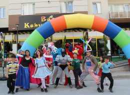 Çizgi Film Maskotları çizgi film maskotları 12 İzmir Organizasyon Çizgi film maskotları, pelüş kıyafetler giyilerek profesyonel ekip arkadaşlarımız tarafından çizgi film karakterlerinin canlandırılması hizmetidir. İzmir Organizasyon olarak açılış organizasyonu ve doğum günü organizasyonlarının vazgeçilmezi olan çizgi film maskotu hizmetini, yılların deneyimi ve değişmeyen kalite anlayışımız ile vermeye devam ediyoruz. Şirinler, Temel Reis, Tazmanya Canavarı, Tweety, Tom ve Jerry, Bugs Bunny ve aklınıza gelebilecek birbirinden farklı çizgi film karakterleriyle etkinliğiniz de ‘Disneyland‘ havası yaşatıyoruz. Karakterine uygun kıyafetleri, makyajı, sevimli hareketleri ve eğlenceli danslarıyla kendine hayran bırakan çizgi film maskotları neredeyse her etkinlikte aranan yüzlerdir. Sadece maskotluk için özel olarak yetiştirilmiş ekip arkadaşlarımız, organizasyonun içeriğine göre ilgi çekici konseptler hazırlamaktadır. Çizgi film maskotu kostümleri ise eldiveninden şapkasına ayakkabından kıyafetine kadar özel hazırlanmaktadır. Gerçekleştirmek istediğiniz organizasyonlarınız da her türlü karaktere bürünebilen çizgi film maskotu ile eğlenceli ve unutulmaz bir gün geçirmeye hazır olun. İzmir Animasyon Ekibi Kiralama
