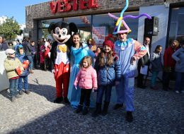 Çizgi Film Maskotları çizgi film maskotları 2 İzmir Organizasyon Çizgi film maskotları, pelüş kıyafetler giyilerek profesyonel ekip arkadaşlarımız tarafından çizgi film karakterlerinin canlandırılması hizmetidir. İzmir Organizasyon olarak açılış organizasyonu ve doğum günü organizasyonlarının vazgeçilmezi olan çizgi film maskotu hizmetini, yılların deneyimi ve değişmeyen kalite anlayışımız ile vermeye devam ediyoruz. Şirinler, Temel Reis, Tazmanya Canavarı, Tweety, Tom ve Jerry, Bugs Bunny ve aklınıza gelebilecek birbirinden farklı çizgi film karakterleriyle etkinliğiniz de ‘Disneyland‘ havası yaşatıyoruz. Karakterine uygun kıyafetleri, makyajı, sevimli hareketleri ve eğlenceli danslarıyla kendine hayran bırakan çizgi film maskotları neredeyse her etkinlikte aranan yüzlerdir. Sadece maskotluk için özel olarak yetiştirilmiş ekip arkadaşlarımız, organizasyonun içeriğine göre ilgi çekici konseptler hazırlamaktadır. Çizgi film maskotu kostümleri ise eldiveninden şapkasına ayakkabından kıyafetine kadar özel hazırlanmaktadır. Gerçekleştirmek istediğiniz organizasyonlarınız da her türlü karaktere bürünebilen çizgi film maskotu ile eğlenceli ve unutulmaz bir gün geçirmeye hazır olun. İzmir Çizgi Film Maskotu