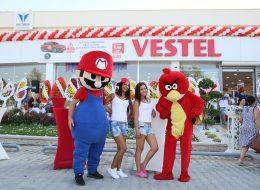 Çizgi Film Maskotları çizgi film maskotları 3 İzmir Organizasyon Çizgi film maskotları, pelüş kıyafetler giyilerek profesyonel ekip arkadaşlarımız tarafından çizgi film karakterlerinin canlandırılması hizmetidir. İzmir Organizasyon olarak açılış organizasyonu ve doğum günü organizasyonlarının vazgeçilmezi olan çizgi film maskotu hizmetini, yılların deneyimi ve değişmeyen kalite anlayışımız ile vermeye devam ediyoruz. Şirinler, Temel Reis, Tazmanya Canavarı, Tweety, Tom ve Jerry, Bugs Bunny ve aklınıza gelebilecek birbirinden farklı çizgi film karakterleriyle etkinliğiniz de ‘Disneyland‘ havası yaşatıyoruz. Karakterine uygun kıyafetleri, makyajı, sevimli hareketleri ve eğlenceli danslarıyla kendine hayran bırakan çizgi film maskotları neredeyse her etkinlikte aranan yüzlerdir. Sadece maskotluk için özel olarak yetiştirilmiş ekip arkadaşlarımız, organizasyonun içeriğine göre ilgi çekici konseptler hazırlamaktadır. Çizgi film maskotu kostümleri ise eldiveninden şapkasına ayakkabından kıyafetine kadar özel hazırlanmaktadır. Gerçekleştirmek istediğiniz organizasyonlarınız da her türlü karaktere bürünebilen çizgi film maskotu ile eğlenceli ve unutulmaz bir gün geçirmeye hazır olun. Çizgi Film Maskotu Kiralama