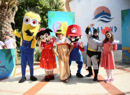 Çizgi Film Maskotları çizgi film maskotları 4 İzmir Organizasyon Çizgi film maskotları, pelüş kıyafetler giyilerek profesyonel ekip arkadaşlarımız tarafından çizgi film karakterlerinin canlandırılması hizmetidir. İzmir Organizasyon olarak açılış organizasyonu ve doğum günü organizasyonlarının vazgeçilmezi olan çizgi film maskotu hizmetini, yılların deneyimi ve değişmeyen kalite anlayışımız ile vermeye devam ediyoruz. Şirinler, Temel Reis, Tazmanya Canavarı, Tweety, Tom ve Jerry, Bugs Bunny ve aklınıza gelebilecek birbirinden farklı çizgi film karakterleriyle etkinliğiniz de ‘Disneyland‘ havası yaşatıyoruz. Karakterine uygun kıyafetleri, makyajı, sevimli hareketleri ve eğlenceli danslarıyla kendine hayran bırakan çizgi film maskotları neredeyse her etkinlikte aranan yüzlerdir. Sadece maskotluk için özel olarak yetiştirilmiş ekip arkadaşlarımız, organizasyonun içeriğine göre ilgi çekici konseptler hazırlamaktadır. Çizgi film maskotu kostümleri ise eldiveninden şapkasına ayakkabından kıyafetine kadar özel hazırlanmaktadır. Gerçekleştirmek istediğiniz organizasyonlarınız da her türlü karaktere bürünebilen çizgi film maskotu ile eğlenceli ve unutulmaz bir gün geçirmeye hazır olun. İzmir Animasyon Ekibi