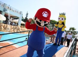 Çizgi Film Maskotları çizgi film maskotları 5 İzmir Organizasyon Çizgi film maskotları, pelüş kıyafetler giyilerek profesyonel ekip arkadaşlarımız tarafından çizgi film karakterlerinin canlandırılması hizmetidir. İzmir Organizasyon olarak açılış organizasyonu ve doğum günü organizasyonlarının vazgeçilmezi olan çizgi film maskotu hizmetini, yılların deneyimi ve değişmeyen kalite anlayışımız ile vermeye devam ediyoruz. Şirinler, Temel Reis, Tazmanya Canavarı, Tweety, Tom ve Jerry, Bugs Bunny ve aklınıza gelebilecek birbirinden farklı çizgi film karakterleriyle etkinliğiniz de ‘Disneyland‘ havası yaşatıyoruz. Karakterine uygun kıyafetleri, makyajı, sevimli hareketleri ve eğlenceli danslarıyla kendine hayran bırakan çizgi film maskotları neredeyse her etkinlikte aranan yüzlerdir. Sadece maskotluk için özel olarak yetiştirilmiş ekip arkadaşlarımız, organizasyonun içeriğine göre ilgi çekici konseptler hazırlamaktadır. Çizgi film maskotu kostümleri ise eldiveninden şapkasına ayakkabından kıyafetine kadar özel hazırlanmaktadır. Gerçekleştirmek istediğiniz organizasyonlarınız da her türlü karaktere bürünebilen çizgi film maskotu ile eğlenceli ve unutulmaz bir gün geçirmeye hazır olun. Çizgi Film Maskotu Kiralama İzmir