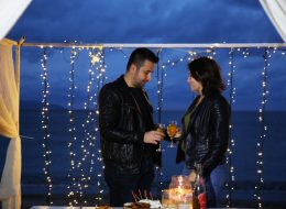 Kuşadası’nda Kumsal Boyu Evlenme Teklifi Organizasyonu İzmir Organizasyon Kuşadası Evlenme Teklifi Organizasyonu Nihal Fatih 5 İzmir Organizasyon Kuşadası'nda evlenme teklifi organizasyonu ile evlilik yolunda ilk adımı atmak isteyen çiftimize özel bir evlilik teklifi organizasyonu hazırladık. Fatih Bey kız arkadaşı Nihal hanım ile olan beraberliklerini, bir ömür boyu yan yana geçirmek istediğine kanaat getirmişti. Nihal hanımla evlilik yolunda ilerlemek istediğine karar veren Fatih bey, peri masalı gibi akıllardan silinmeyecek bir evlenme teklifi organizasyonu yapmak istiyordu. Böyle bir organizasyon için kolları sıvamış ve internetten araştırarak İzmir Organizasyon şirketini bulmuş yani bizimle çalışmaya karar vermişti. Fatih bey ofisimize gelip bizimle görüşürken; kız arkadaşı ile ikisinin de tam bir deniz aşığı olduğunu söyledi ve Kuşadası lokasyonunun hem kendilerine yakın hem de en favori tatil beldesi olduğunu dile getirdi. Dolayısıyla biz de deniz kenarında ve Kuşadası’nda bir evlenme teklifi organizasyonu yapabileceğimiz bahsettik kendisine. Kumsalda romantik bir evlenme teklifi organizasyonu genç çiftimizi için en güzel seçenek olduğuna kanaat getirdik Fatih bey ile. Görüşmemizin ilerleyen dakikalarında Fatih bey ile organizasyonu gerçekleştireceğimiz günü, saati ve çiftimizin en sevdiği şarkıyı kararlaştırdık. Hava şartları da çok önemliydi. Kış aylarında yağmuru ve rüzgarı baz alarak takvimleri inceledik. Hava inceden lodosun hafif kımıltısını gösteriyordu ve durum bu güzel evlenme teklifi organizasyonuna oldukça uygundu. Fatih bey için geriye sadece heyecanla evlilik teklifi organizasyonu yapacağı günü beklemek, ekip arkadaşlarımız için ise her zaman ki gibi kusursuz bir evlenme teklifi organizasyonu hazırlamak kalmıştı. Kuşadası’nda Kumsal Boyu Evlenme Teklifi Organizasyonu İzmir Organizasyon Kuşadası Evlenme Teklifi Organizasyonu Nihal Fatih 5 İzmir Organizasyon