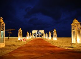 Kuşadası’nda Kumsal Boyu Evlenme Teklifi Organizasyonu İzmir Organizasyon Kuşadası Evlenme Teklifi Organizasyonu Nihal Fatih 8 İzmir Organizasyon Kuşadası'nda evlenme teklifi organizasyonu ile evlilik yolunda ilk adımı atmak isteyen çiftimize özel bir evlilik teklifi organizasyonu hazırladık. Fatih Bey kız arkadaşı Nihal hanım ile olan beraberliklerini, bir ömür boyu yan yana geçirmek istediğine kanaat getirmişti. Nihal hanımla evlilik yolunda ilerlemek istediğine karar veren Fatih bey, peri masalı gibi akıllardan silinmeyecek bir evlenme teklifi organizasyonu yapmak istiyordu. Böyle bir organizasyon için kolları sıvamış ve internetten araştırarak İzmir Organizasyon şirketini bulmuş yani bizimle çalışmaya karar vermişti. Fatih bey ofisimize gelip bizimle görüşürken; kız arkadaşı ile ikisinin de tam bir deniz aşığı olduğunu söyledi ve Kuşadası lokasyonunun hem kendilerine yakın hem de en favori tatil beldesi olduğunu dile getirdi. Dolayısıyla biz de deniz kenarında ve Kuşadası’nda bir evlenme teklifi organizasyonu yapabileceğimiz bahsettik kendisine. Kumsalda romantik bir evlenme teklifi organizasyonu genç çiftimizi için en güzel seçenek olduğuna kanaat getirdik Fatih bey ile. Görüşmemizin ilerleyen dakikalarında Fatih bey ile organizasyonu gerçekleştireceğimiz günü, saati ve çiftimizin en sevdiği şarkıyı kararlaştırdık. Hava şartları da çok önemliydi. Kış aylarında yağmuru ve rüzgarı baz alarak takvimleri inceledik. Hava inceden lodosun hafif kımıltısını gösteriyordu ve durum bu güzel evlenme teklifi organizasyonuna oldukça uygundu. Fatih bey için geriye sadece heyecanla evlilik teklifi organizasyonu yapacağı günü beklemek, ekip arkadaşlarımız için ise her zaman ki gibi kusursuz bir evlenme teklifi organizasyonu hazırlamak kalmıştı. Kuşadası’nda Kumsal Boyu Evlenme Teklifi Organizasyonu İzmir Organizasyon Kuşadası Evlenme Teklifi Organizasyonu Nihal Fatih 8 İzmir Organizasyon