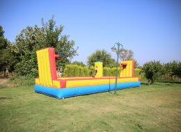 Şirket Piknik Organizasyon Önerileri & Piknik Organizasyonu Planlaması İzmir Organizasyon Şirket Piknik Organizasyon Malzemeleri 2 İzmir Organizasyon Şirket piknik organizasyon önerileri ve piknik organizasyonu planlaması, A'dan Z'ye İzmir Organizasyon firmamız tarafından gerçekleştirilmektedir. İnsanlar zamanlarının önemli bir kısmını iş yerinde çalışma arkadaşları, yöneticileri ile birlikte geçiriyor. Kurum ve kuruluşlar da buna istinaden kişiler arası iletişim ve verimi yüksek tutmak amacıyla personel ve personel ailesini de kapsayan birbirinden farklı etkinliklere öncülük ediyor. İşte bunlardan bir tanesi de hemen hemen tüm firmaların düzenlediği, farklı aktiviteler ile de eğlencenin doruk noktasını bizlere yaşatan şirket piknik organizasyonlarıdır. Bu etkinlikler şirket çalışanları, yöneticileri ve şirket üyelerinin aileleri için yılın belirli dönemlerinde motivasyon, kaynaşma ve eğlence amaçlı düzenlenen piknik organizasyonlarıdır. Yoğun temponun ardından kurum çalışanları yeşil alanda doğaya kendini bırakarak, günlük yaşamın stresinden uzakta kalır, doğadaki güzelliklerin keyfine varırlar. İzmir Organizasyon profesyonel ekibi ile daha renkli ve eğlenceli şirket piknik organizasyonunu sizlere sunuyor, sizlere ise şirket piknik organizasyon önerileri ve sunduğumuz hizmetlerden yararlanmak kalıyor.İhtiyaçlarınız doğrultusunda ise İzmir Organizasyon tüm eksikleri sizler için tedarik ediyor. Şişme Oyuncak Kiralama İzmir Organizasyon